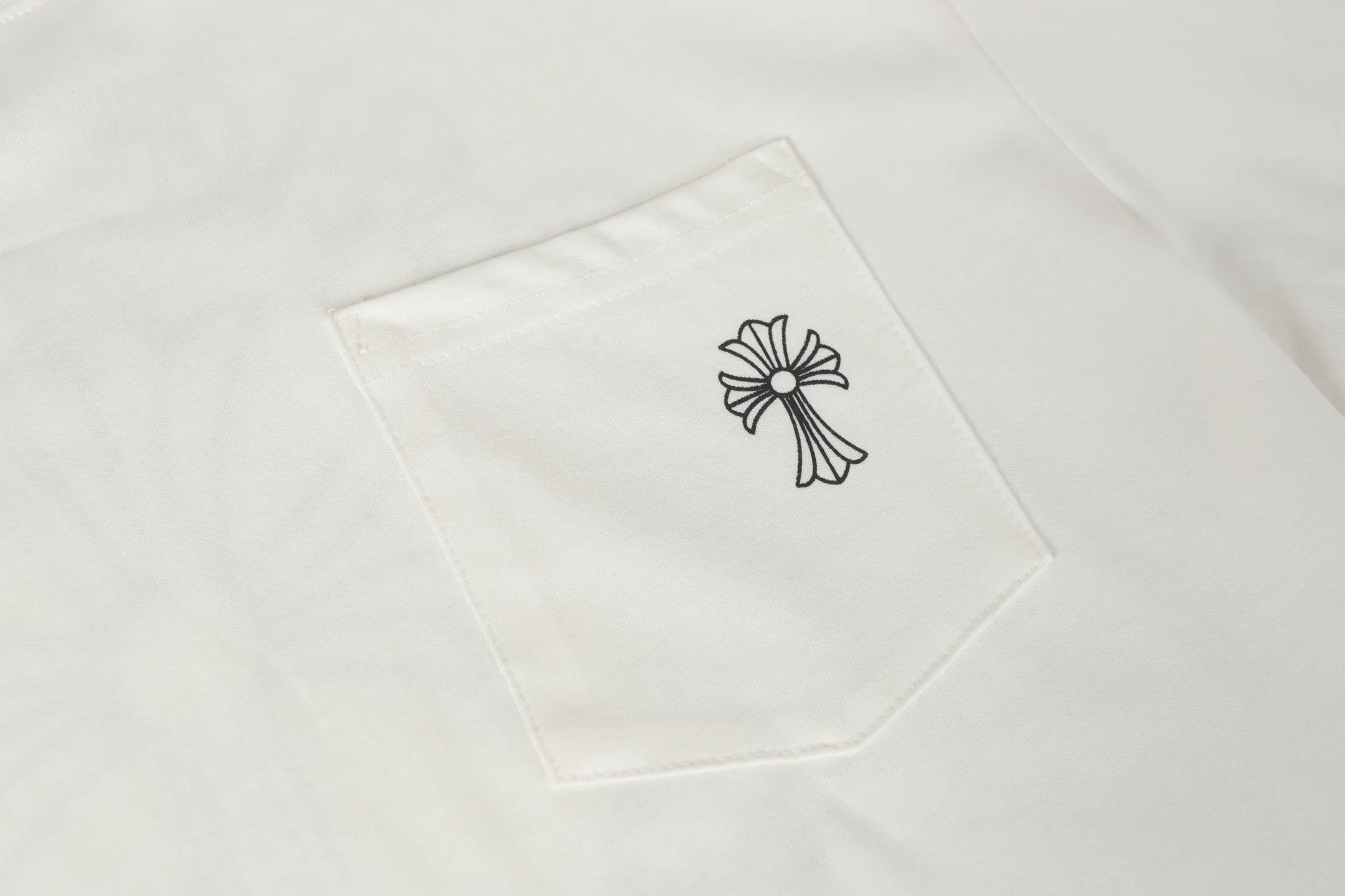 P150 cross-border model, please do not place an order if you pursue perfection -Chrome Hearts/Chrome Hearts 23ss cross✝️Sanskrit printed popular long-sleeved T-shirt -High weight, high density and high quality, soft, delicate and skin-friendly wool, soft and silky to the touch, excellent warmth and skin-friendly properties -Customized weaving and dyeing, no color difference, no matter the fabric or workmanship details, beat the ordinary version on the market -Colour: black white -Size: S M L XL